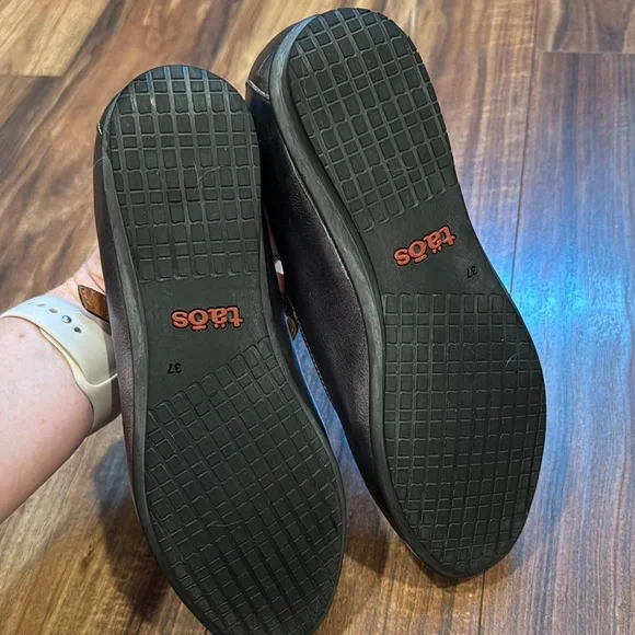 Taos Footwear Women's Pewter Mary Jane Flats - Picture 4 of 8